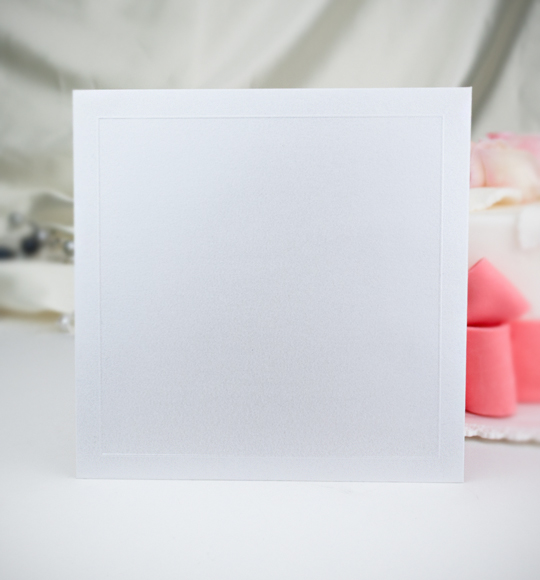 Obálka – v bílé barvě se slepotiskovým motivem rámečku, formát: 141 × 141 mm