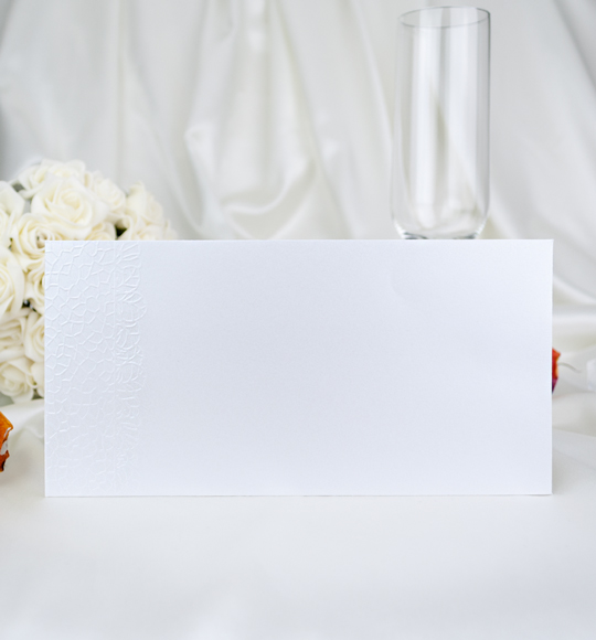 Obálka – z bílého perleťového papíru se slepotiskovou krajkou, formát: 205 × 105 mm