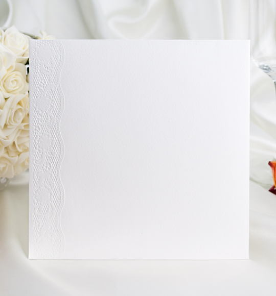 Obálka – z krémového, mírně strukturovaného papíru se slepotiskovou krajkou, formát: 141 × 141 mm