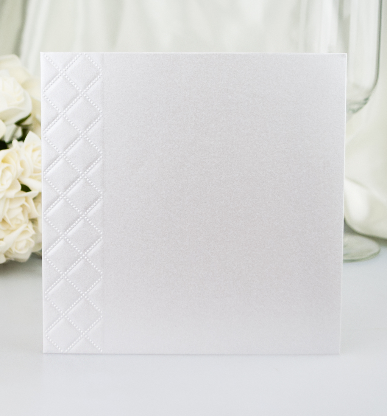 Obálka – z bílého perleťového papíru s efektním slepotiskem, formát: 141 × 141 mm