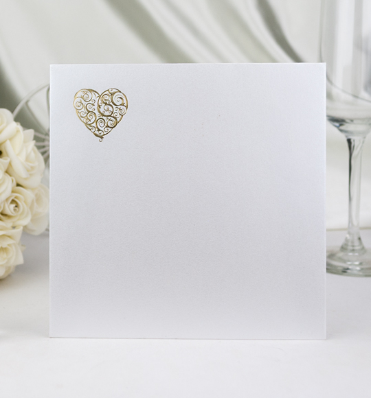 Obálka – z bílého perleťového papíru, zdobená zlatým srdíčkem, formát: 141 × 141 mm