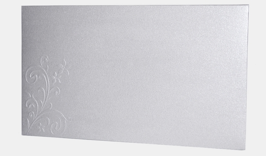Obálka – z bílého perleťového papíru, dozdobena květinovým motivem, formát: 161 × 94 mm
