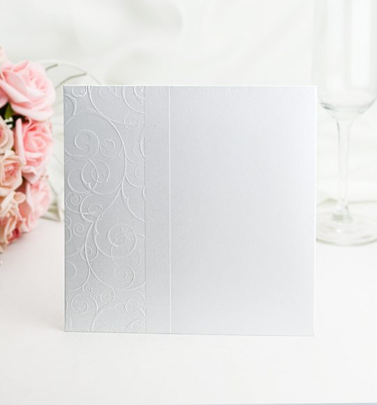Obálka – z bílého perleťového papíru se slepotiskovou krajkou, formát: 141 × 141 mm