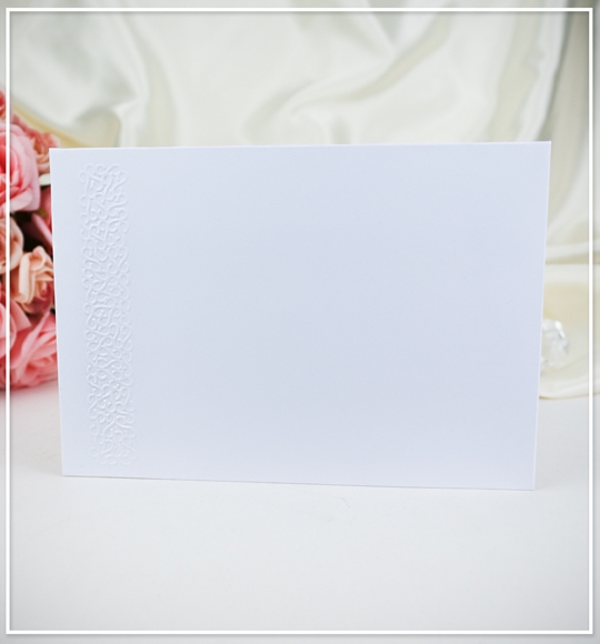 Obálka – z bílého grafického papíru se slepotiskovou krajkou, formát: 162 × 114 mm
