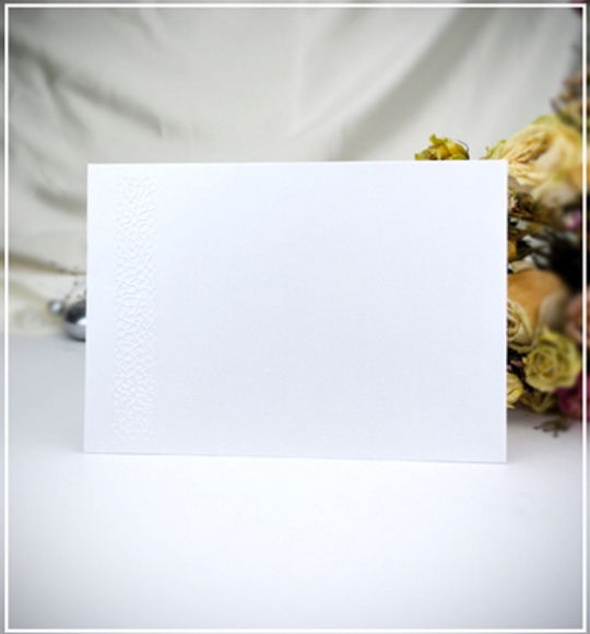 Obálka – z bílého perleťového papíru se slepotiskovou krajkou, formát: 162 × 114 mm