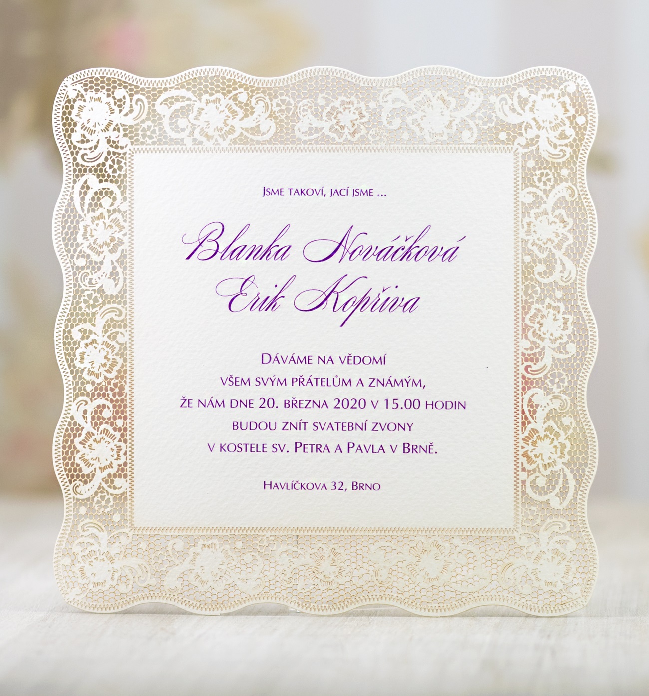 Svatební oznámení –  karta s laserovanou krajkovou bordurou.