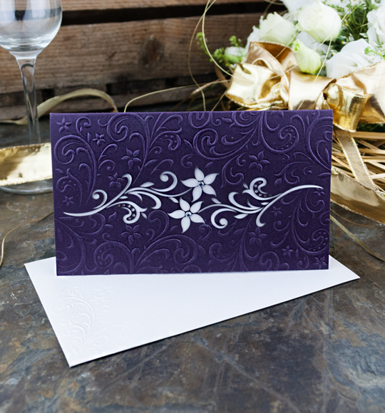Svatební oznámení – tmavě fialová barva s laserovaným florálním motivem.