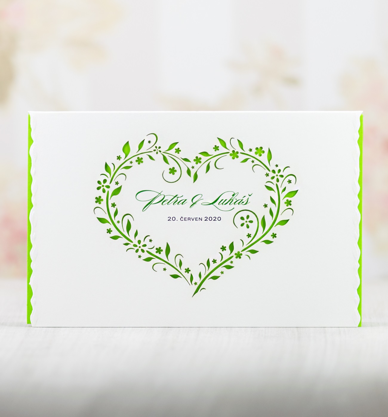 Svatební oznámení – otevírací, s laserovanými florálním motivem ve tvaru srdce na titulní straně