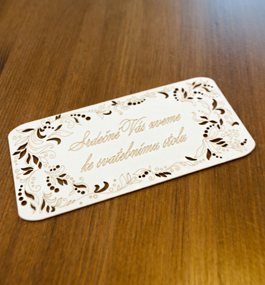 Pozvánka, informační karta – z béžového přírodního papíru s krajkovým motivem, vytvořeným digitálním výsekem, 123 × 60 mm, jednostranná.