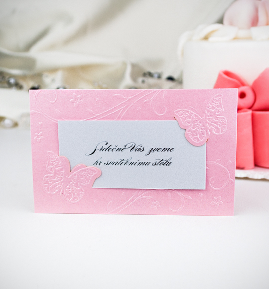 Pozvánka, informační karta – z růžového perleťového papíru, zdobená motýlky, vytvořenými slepotiskem, 105 × 65 mm, jednostranná.