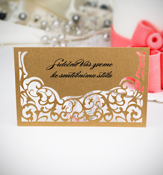 Pozvánka, informační karta – ze zlatého perleťového papíru, zdobená efektními ornamenty, 105 × 65 mm, jednostranná