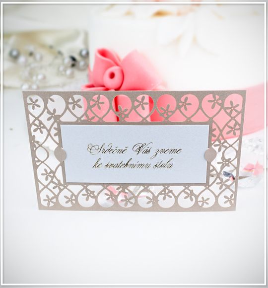 Pozvánka, informační karta – z béžového perleťového papíru, ozdobená  krajkou, do zámečků je vložena kartička, 105 × 65 mm, jednostranná
