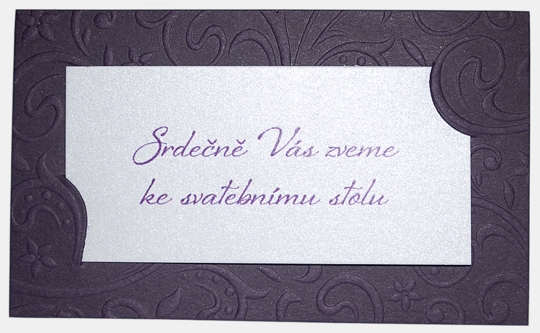 Pozvánka, informační karta – fialová se slepotiskovými ornamenty, 90 × 54 mm, jednostranná